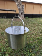 Hängetopf aus Edelstahl mit Deckel und  schweng Halterung  über Feuer.