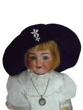 Puppenkleidung alt Samthut mit Brosche große Celluloid Masse Porzellankopfpuppe