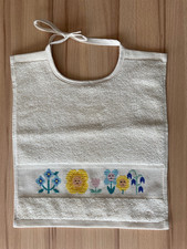 Lätzchen, Baby, babybeige, Blumen, Sonne , Kreuzstich, Handarbeit