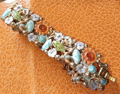 Enamel gold tone flower bee - tone,