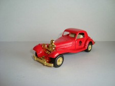 Oldi-Auto mit Schwungrad, rote