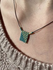 Perlen-Halskette türkis/beige, Handgewebt aus Toho-Perlen an Perlseide, Anhänger