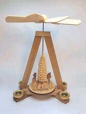 Pyramide mit Rehen für Kerzen