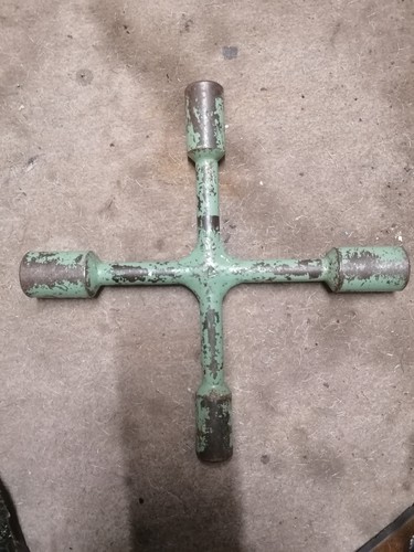 Oldtimer werkzeug radkreuz - werkzeug,