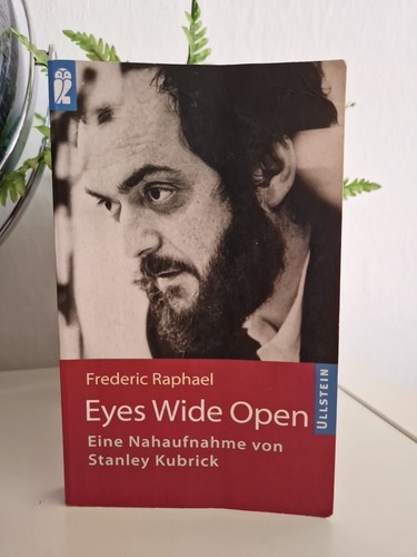 Eyes wide open eine - wide, open.