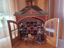 Altes Puppenhaus, Puppenstube alter Kaufladen mit Kurzwaren