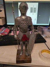 Dekorative Ritterfigur aus Metall auf Holzsockel – Mittelalter Deko Rüstung mit