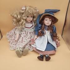 Konvolut 2 x Alte Bispuitt Porzellan Puppe mit Stoffkörper / Orginal Kleidung