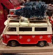 Retro VW Bulli Bus  mit Tannenbau, Modell aus Blech