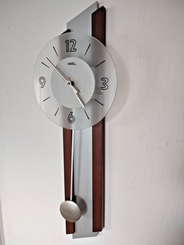 Moderne wanduhr mit quarzwerk - moderne,