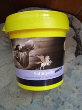 B & E Sattelseife mit Schwamm