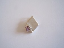 Rauteförmiger Mini Anhänger mit violettem Farbstein 800er Silber 1,1 g/1,3x1,2cm