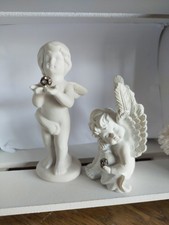 Zwei Engelsfiguren, Sitzend