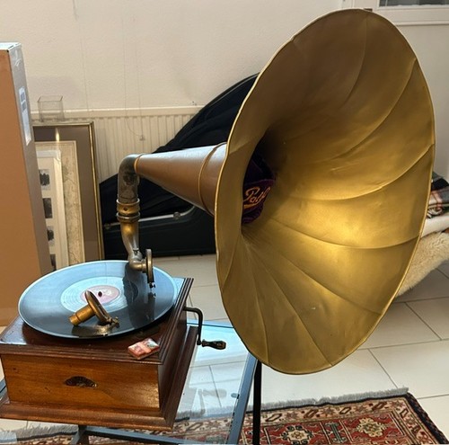 Antikes grammophon spielt - antikes, grammophon,