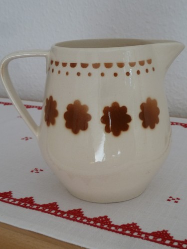 Ein krug steingut cremfarben - krug,,