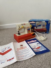 Zierliche Nähmaschine Kettenstich verpackt Ersatzteile n Reparaturen batteriebetrieben