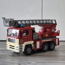 BRUDER 02771 Feuerwehrauto MAN Drehleiter Wasserpumpe Schlauch Blaulicht Sirene