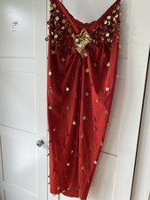 Rotes Bauchtanzkostüm, schmal geschnitten