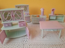 Puppenhausmöbel - Küche Plastik  - 2x Herd - 2x Vitrinenschrank 8,5cm h - Tisch