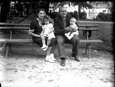 Paar Mit Kinder Sitzend Bank