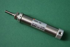 Ein Pneumatischer Druckluftzylinder von SMC mit Rückholfeder