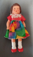 altes Püppchen bunt gekleidet