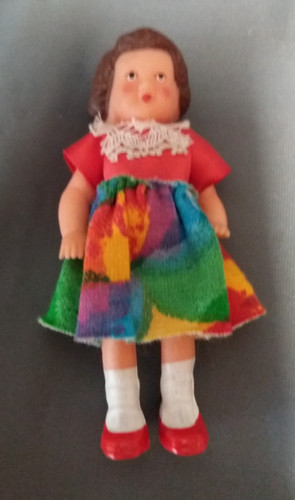 Altes püppchen bunt gekleidet - püppchen,