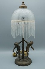 GEMEGRO schöne alte Tischlampe Fuß Bronzeguss mit Figuren Glasschirm mit Fransen