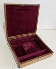 ANTIKER KOFFER NIMMT EINE