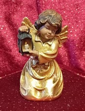 Kniender Engel mit Laterne