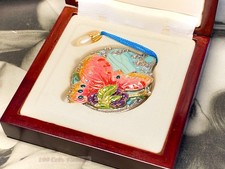 Emaillierter Schmetterling in