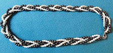 Man Sang edle Süsswasser Perlenkette schwarz colour weiss geflochten  NEU ungetr