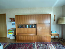 Vintage-Wohnzimmer-Schrankwand mit Beleuchtung