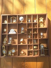 Setzkasten mit Uhren und