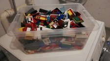 Lego Kiste mit Steinen, kleineren Platten, Fenster und Türen