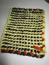 AUSFAHRDECKE BABYDECKE KISSENBEZUG HANDARBEIT gelb-schwarze Bommel und Samtband