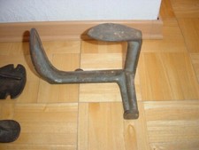 Museales Schuster Werkzeug Schusteramboss und Dreifuß Schuhständer aus Gusseisen