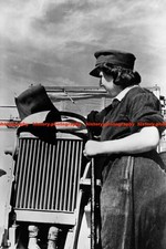 F018933 Deutsche Flugabwehrhelferin dienend als Fahrer um 1944 WW2
