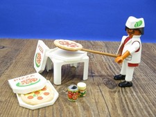 Pizza Bäcker mit 2x Pizza 1