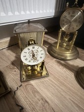 Jahresuhr mit Glassturz und