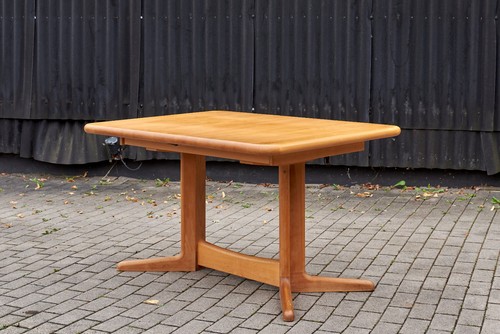 Ausziehbarer tisch aus - ausziehbarer,