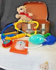 steiff 111372 - "Teddybär Fynn als Arzt im Koffer" KF reichlich Zubehör traumhaf