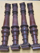 4 gedrechselte Holzsäulen