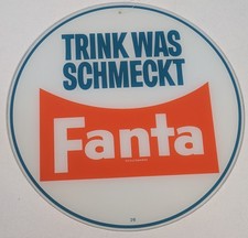 Orginal Fanta Werbeschild Glas, Trink Was Schmeckt Fanta, Durchmesser ca. 25 cm.