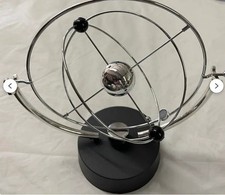 Elektronisches Perpetuum Mobile Schreibtischspielzeug Kinetische Kunst