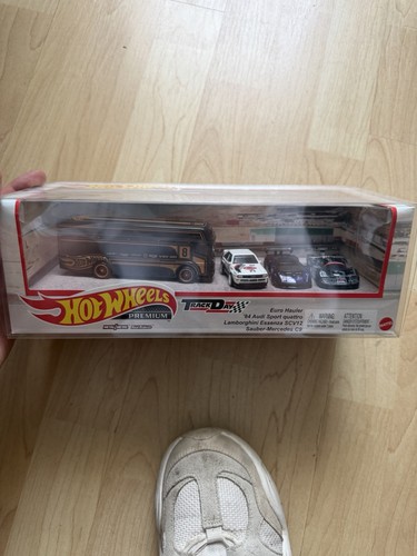 Hot wheels track day diorama - wheels,