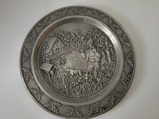 SKS, Zinn Teller, Wandteller, etwa 23 cm, Jäger/ Förster mit Hund, Wald, Haus