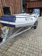 Schlauchboot mit Motor und
