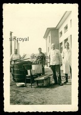 Wehrmacht Soldat neben Gulaschkanone Feldkochherd - WK2 Foto 7x10cm