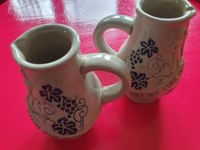 Weinkrüge, Becher, Steingut